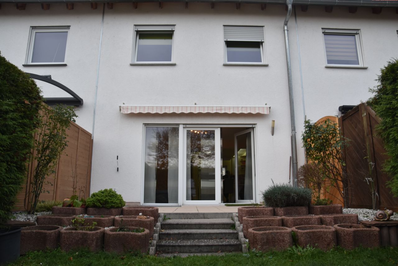 Neuwertig - Moderne Reihenhaus zum Top - Preis !