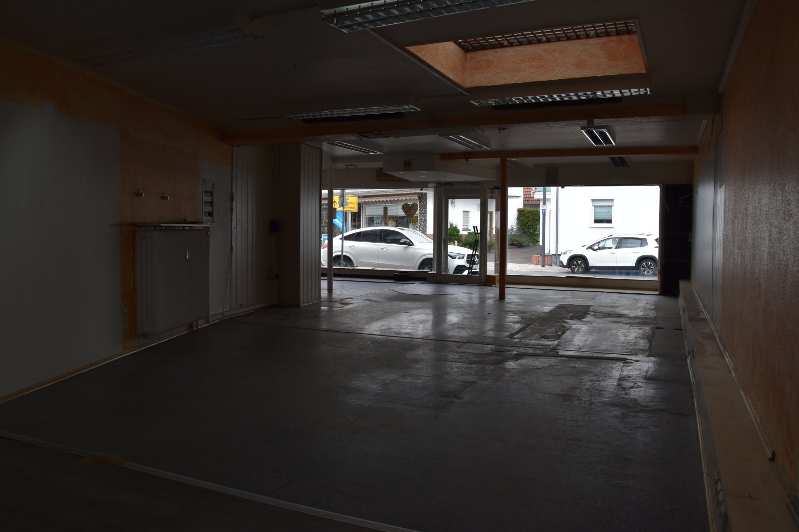  Geräumige Einzelhandel Verkaufsfläche, Zentrale Lage..