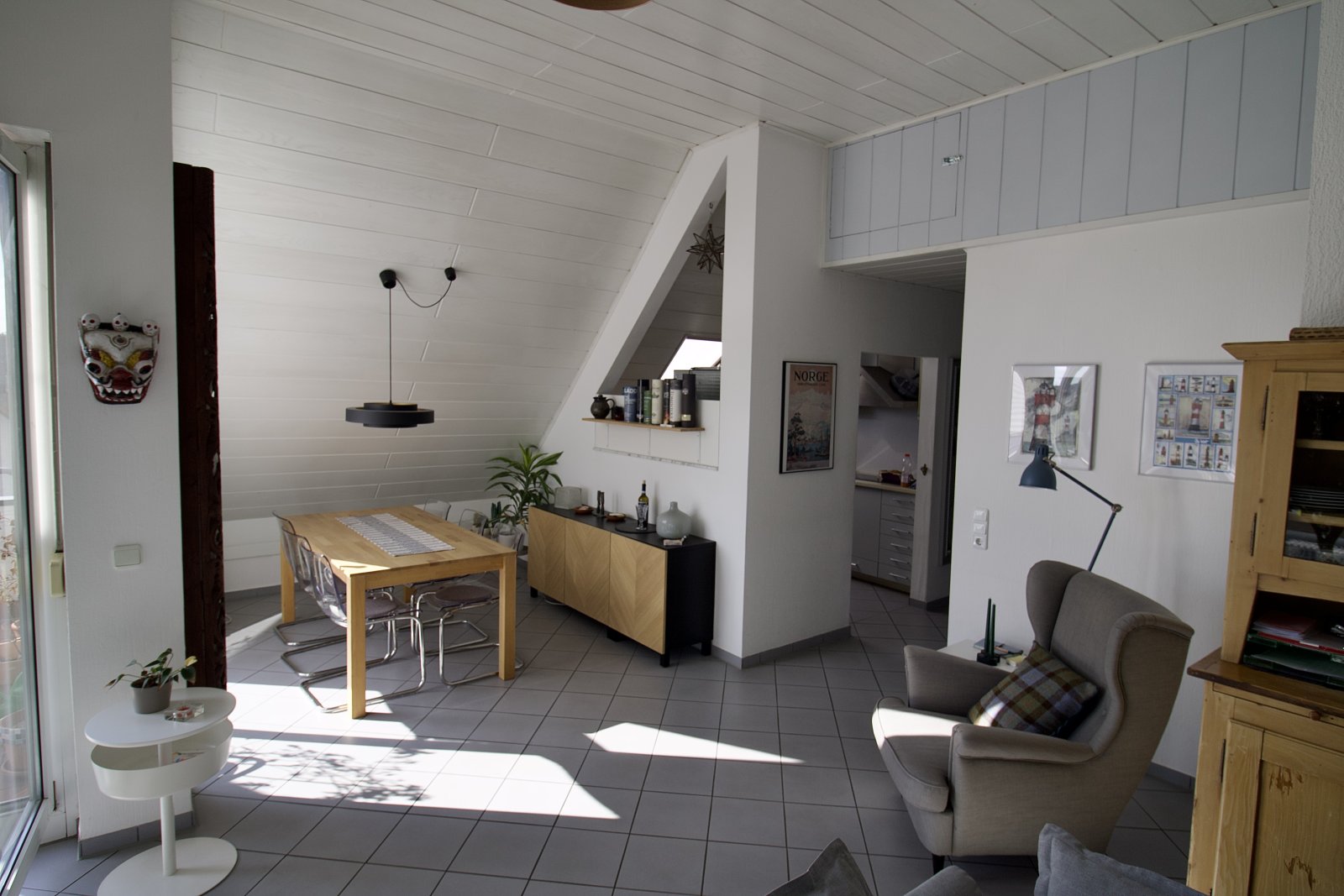 Top Moderne 4-Zimmer Studio Dachgeschosswohnung.