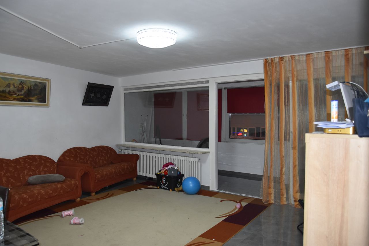## Großer Wohn-Essbereich Zugang zur Loggia ## ## Großer Wohn-Essbereich Zugang zur Loggia ##