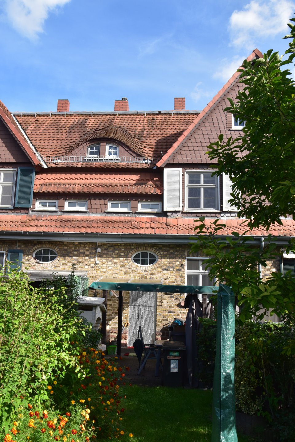 Hausansicht mit Garten Hausansicht mit Garten