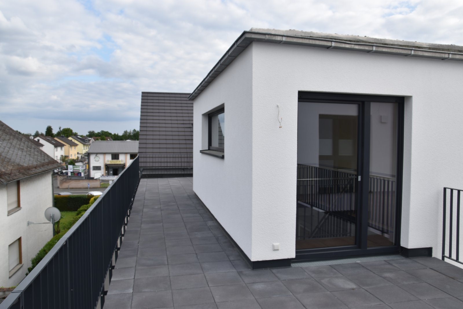 Großflächige Terrassenbereich 1