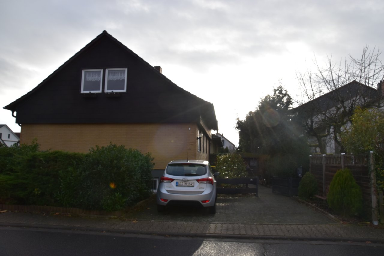 Hausansicht mit Kfz-Stellplätzen Hausansicht mit Kfz-Stellplätzen